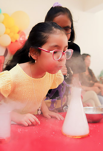niña evento ciencias